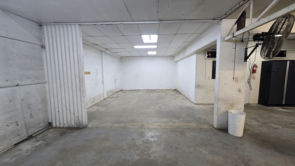 More Photos Of 2817 SW Wilshire Blvd, Burleson Auto Repair For Lease