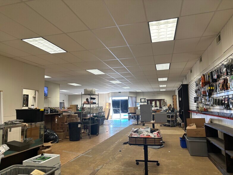 More Photos Of 301 W Mulberry St, Salem Light Distribution For Sale