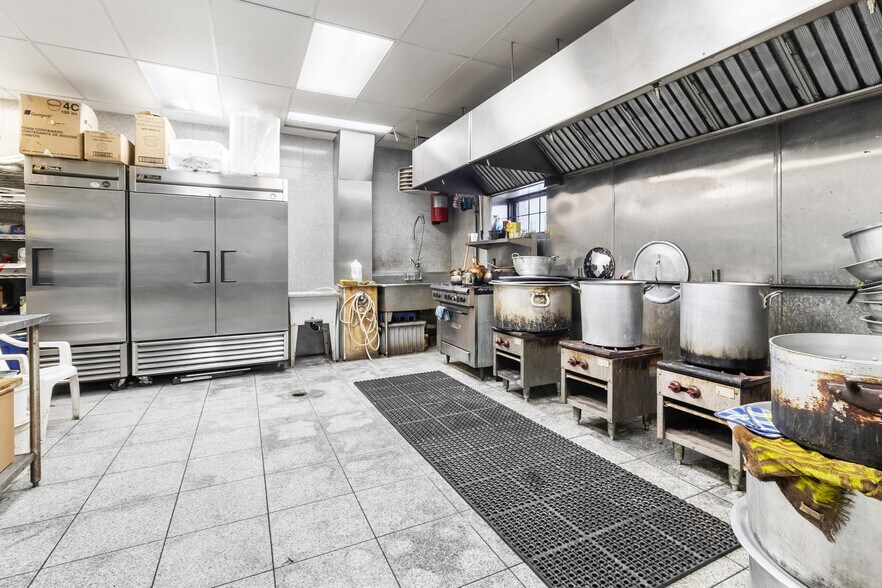 More Photos Of 8270 Av Mountain Sights, Montréal Office For Sale