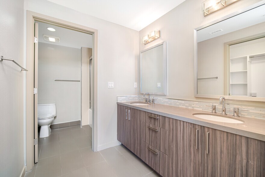 More Photos Of 11900 Courtleigh Dr, Los Angeles Apartments For Sale