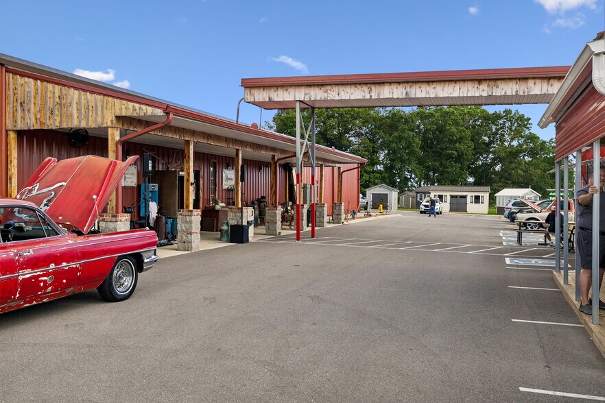 More Photos Of 4070 Old Highway 431, Greenbrier Freestanding For Sale