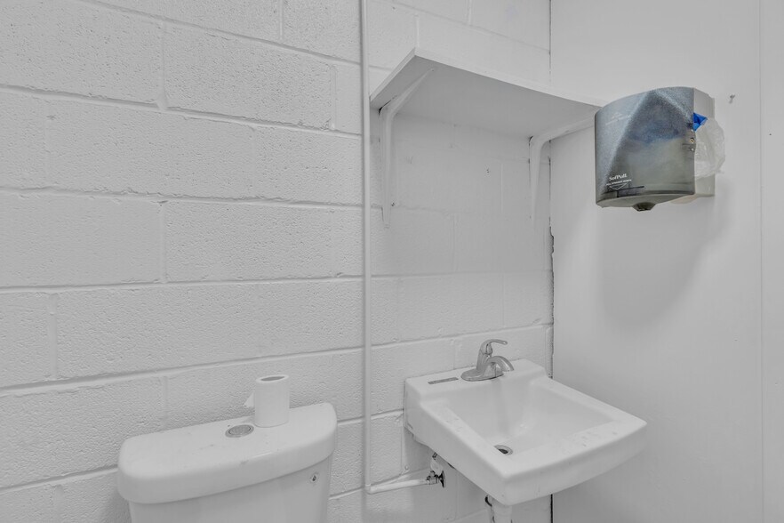 More Photos Of 449 N Cameron St, Winchester Manufacturing For Lease