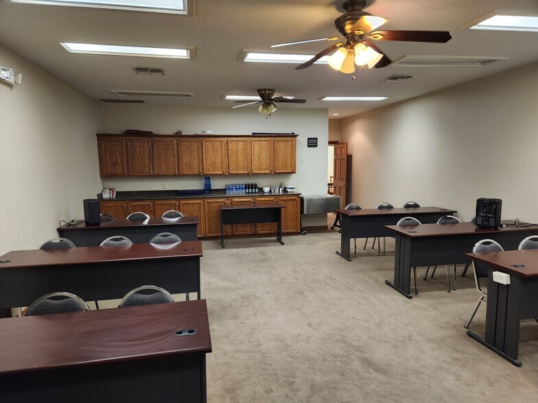 More Photos Of 1152 NW Cache Rd, Lawton Office For Lease