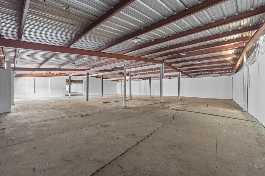 More Photos Of 5611 Clinton Dr, Houston Warehouse For Lease
