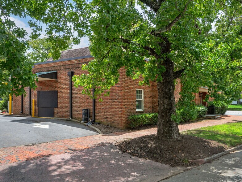 More Photos Of 11 Kitchin Pl, Asheville Bank For Lease