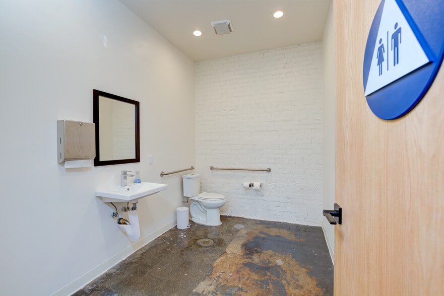 More Photos Of 2616 W Jefferson Blvd, Los Angeles Showroom For Sale