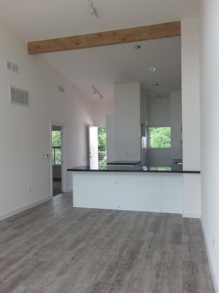 More Photos Of 1010 S Flores St, San Antonio Apartments For Lease