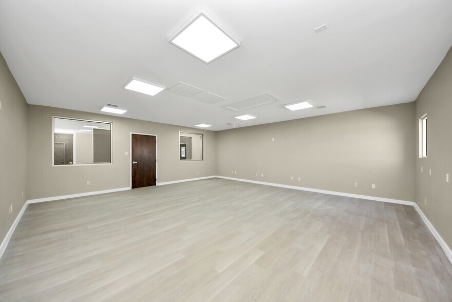 More Photos Of 1563 Live Oak St, Webster Office For Sale