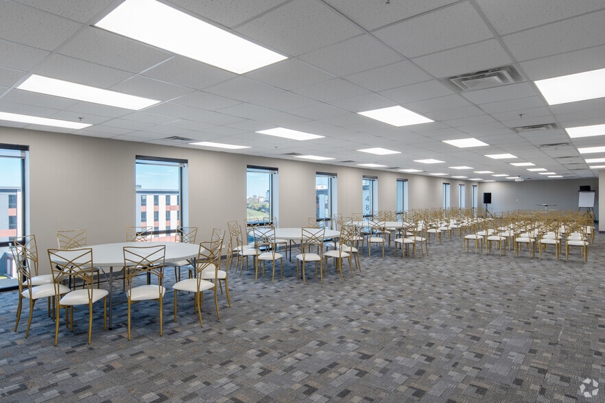 More Photos Of 9950 Lawrence Ave, Schiller Park Unknown For Lease