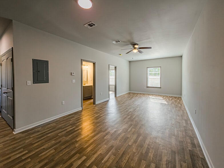 More Photos Of 1604 Lankford Dr, Valdosta Apartments For Sale