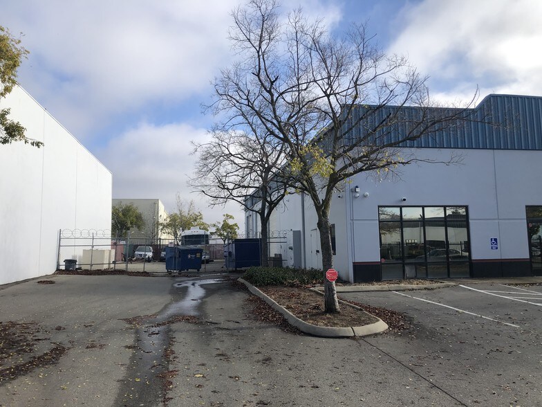 More Photos Of 8370 Rovana Cir, Sacramento Warehouse For Lease