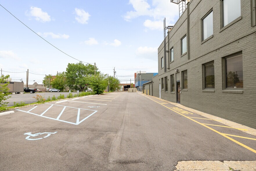 More Photos Of 724 N Illinois St, Indianapolis Office For Lease