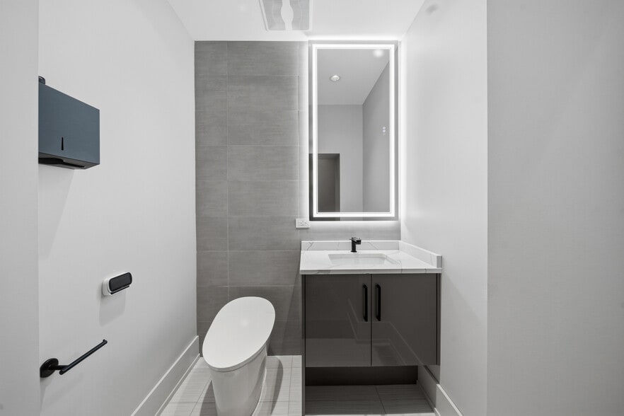 More Photos Of 619 W Randolph St, Chicago Restaurant For Sale