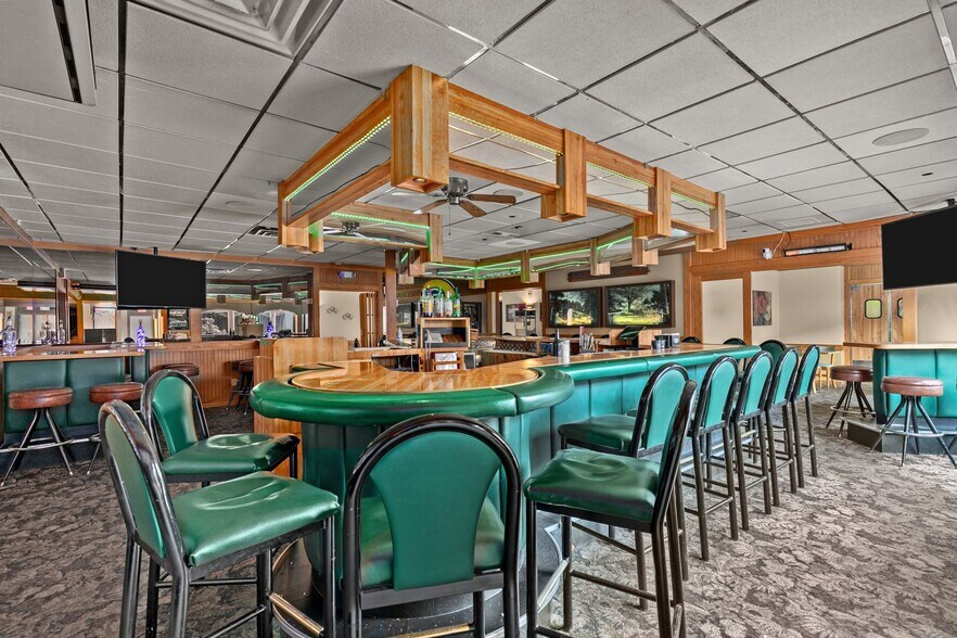 More Photos Of 1101 W North Ave, Little Chute Restaurant For Lease