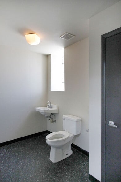 More Photos Of 2101 S Peoria St, Chicago Warehouse For Sale