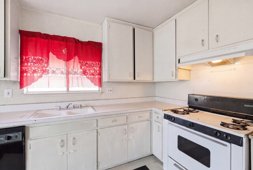 More Photos Of 18611 Clark St, Tarzana Apartments For Sale