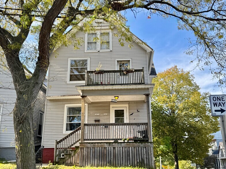 More Photos Of 1825 N Astor St, Milwaukee Multifamily For Sale