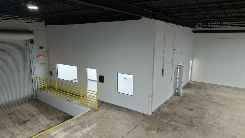 More Photos Of 16401-16413 NW 8th Ave, Miami Distribution For Lease