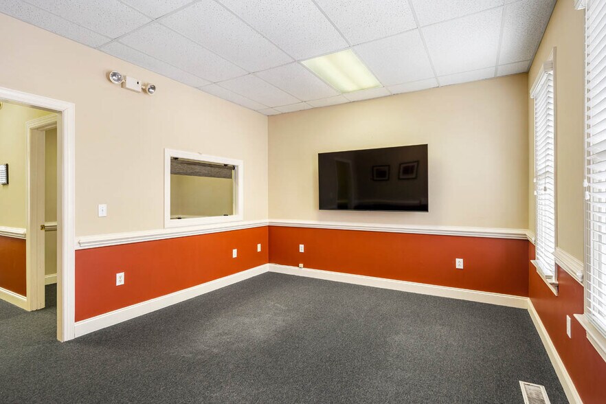 More Photos Of 130 Salem Towne Ct, Apex Office For Sale