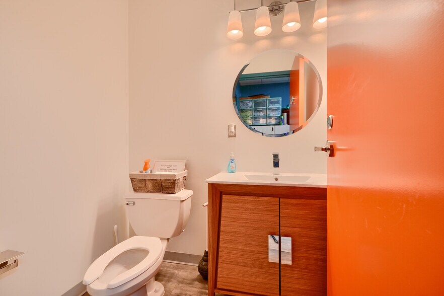 More Photos Of 11 Center Pl, Dundalk Office For Sale