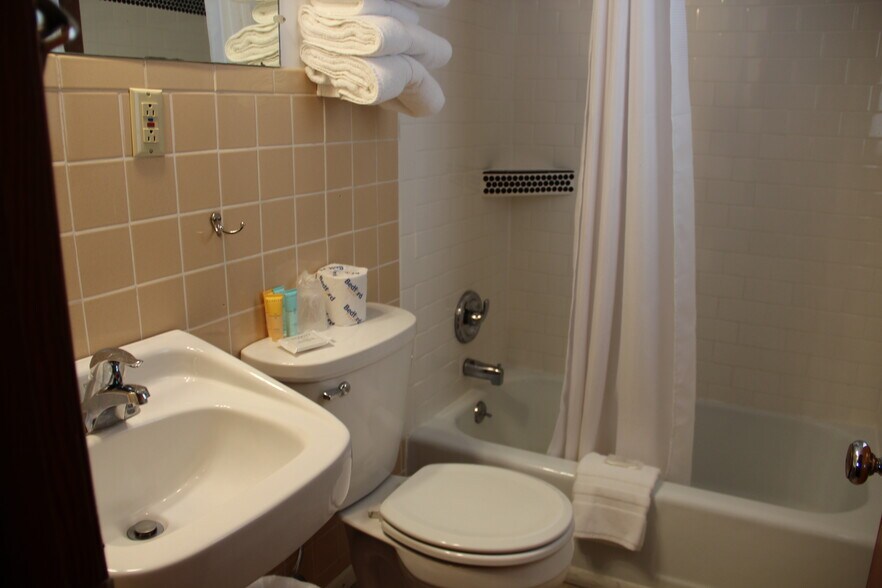 More Photos Of 115 N River St, Chamberlain Hotel For Sale