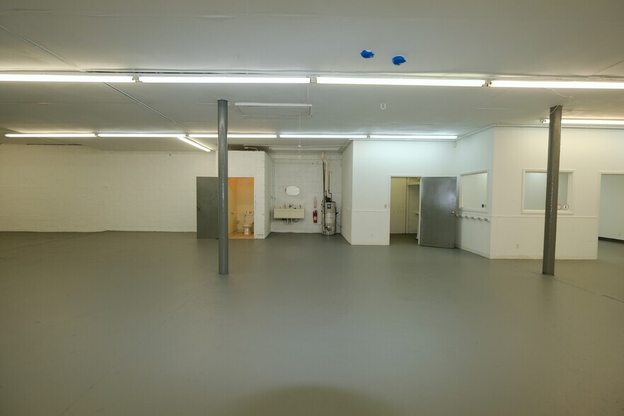 More Photos Of 30 W Price St, Linden Flex For Lease