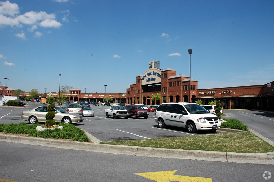 More Photos Of 1001 Market St, Dalton General Retail For Lease