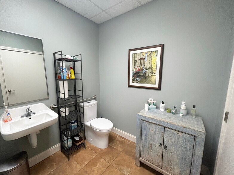 More Photos Of 5082-5086 Wooster Rd, Cincinnati Medical For Sale