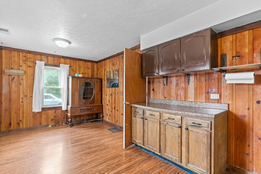 More Photos Of 305 S Ferguson St, Henryville General Retail For Sale