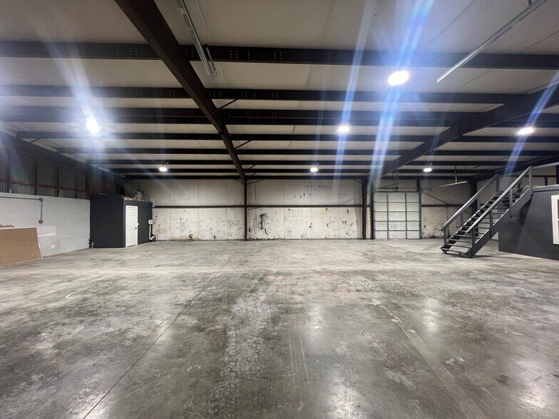 More Photos Of 224 Ken Dr, Sherman Industrial For Lease