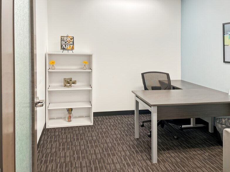 More Photos Of 2010 Winston Park Dr, Oakville Coworking Space