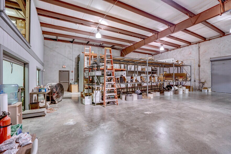 More Photos Of 2620 Carson St, Haltom City Light Distribution For Lease