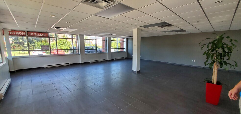 More Photos Of 2695 Av Dollard, Montréal Warehouse For Lease