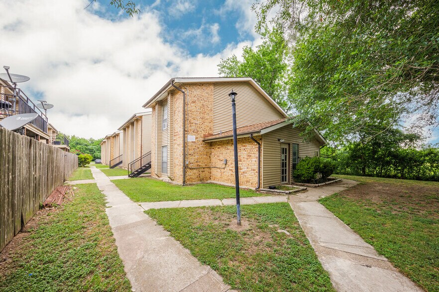 Primary Photo Of 700 N Medina St, Lockhart Apartments For Sale