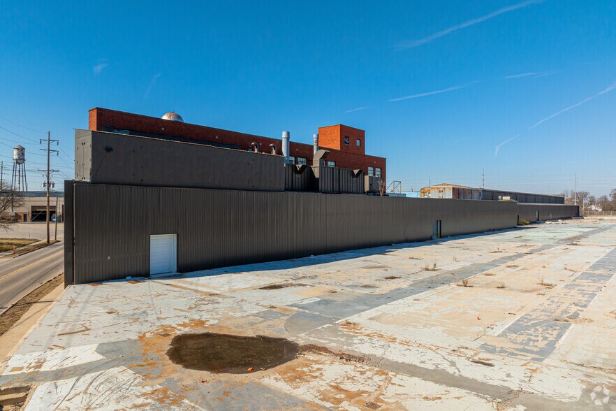 More Photos Of 1600 Wabash Ave, Fort Wayne Distribution For Lease