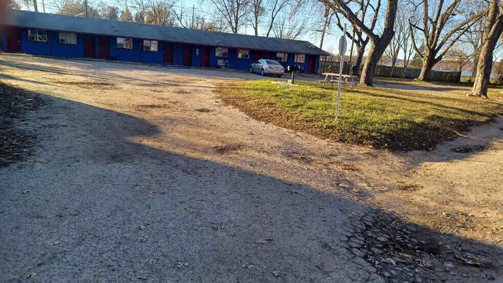 More Photos Of 8230 Highland Rd, White Lake Hotel For Sale