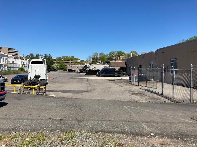 More Photos Of 221 S 31st St, Kenilworth Warehouse For Lease