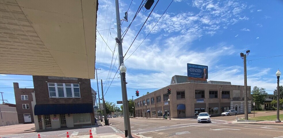 More Photos Of 305 W Market St, Greenwood Office Residential For Sale