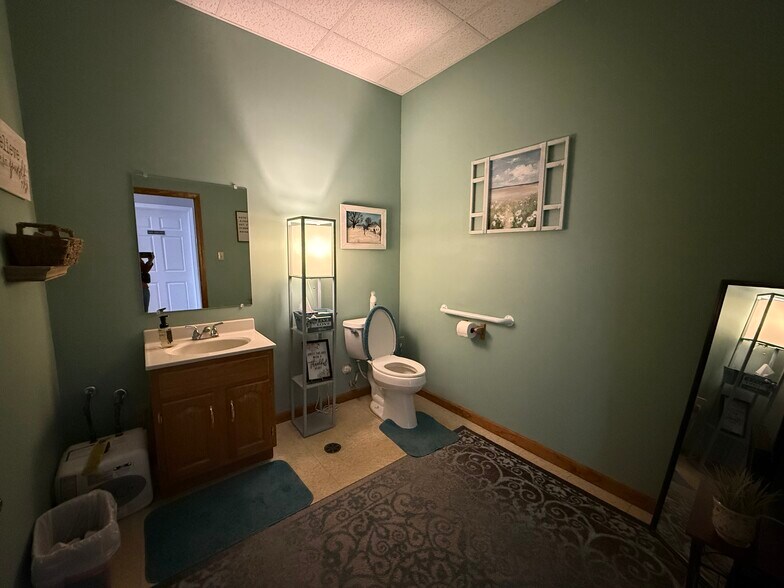 More Photos Of 720 S Washington St, Bunker Hill General Retail For Sale