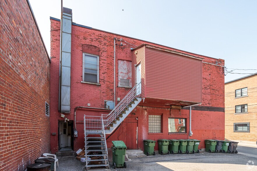 More Photos Of 870-898 Rue Notre-Dame O, Montréal Storefront Retail Office For Sale