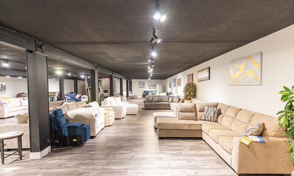 More Photos Of 32009 S Fraser Way, Abbotsford Storefront For Sale