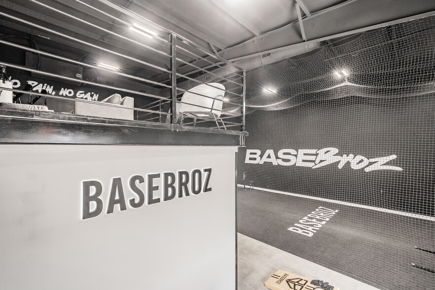 More Photos Of 13053 Harmon Rd, Fort Worth Warehouse For Sale