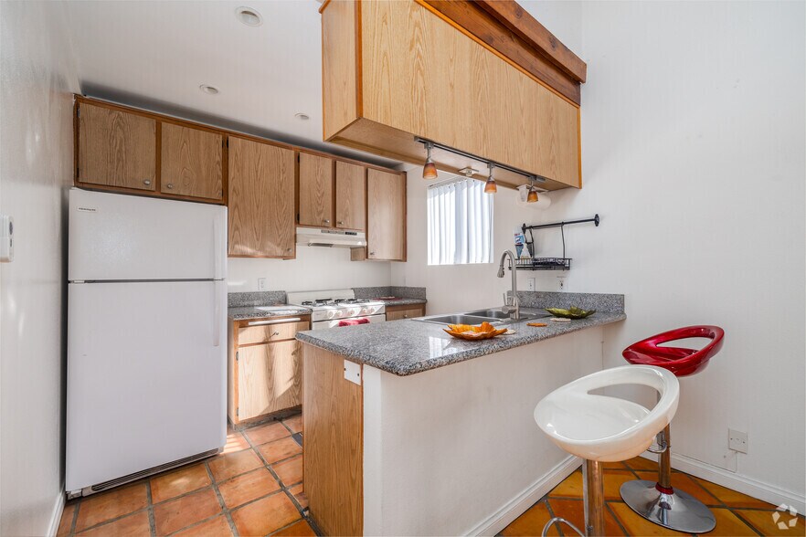 More Photos Of 1943 Vista Del Mar Ave, Los Angeles Apartments For Sale