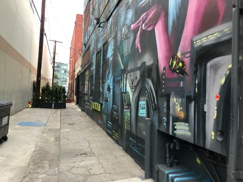 More Photos Of 405 Towne Ave, Los Angeles Showroom For Sale