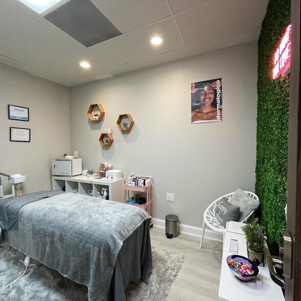 More Photos Of 5404 Hoover Blvd, Tampa Medical For Sale