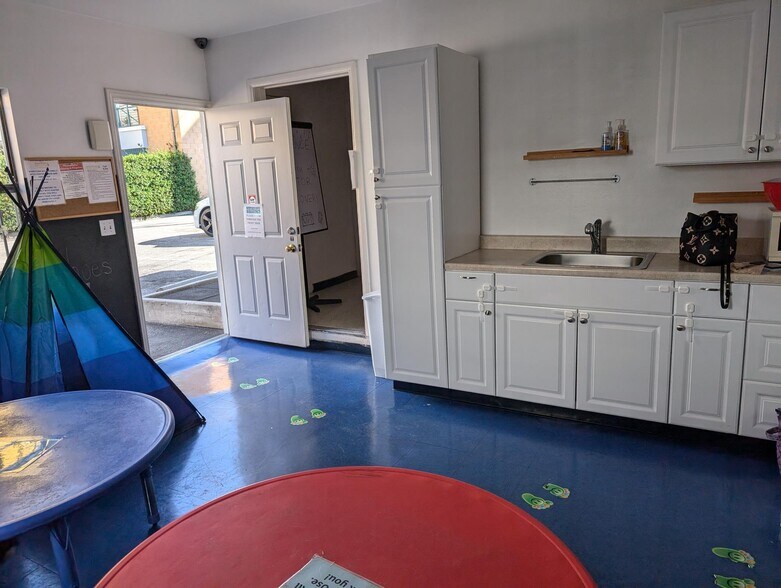 More Photos Of 1909 Santa Monica Blvd, Santa Monica Storefront For Lease