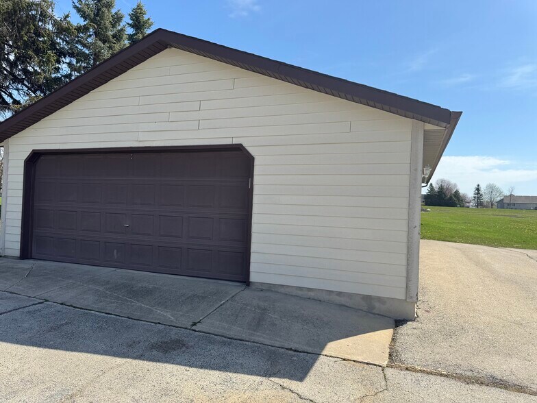 More Photos Of 2525 Oakwood Rd, Oak Creek Schools For Sale