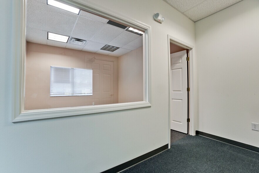 More Photos Of 2940-2946 University Pky, Sarasota Office For Lease