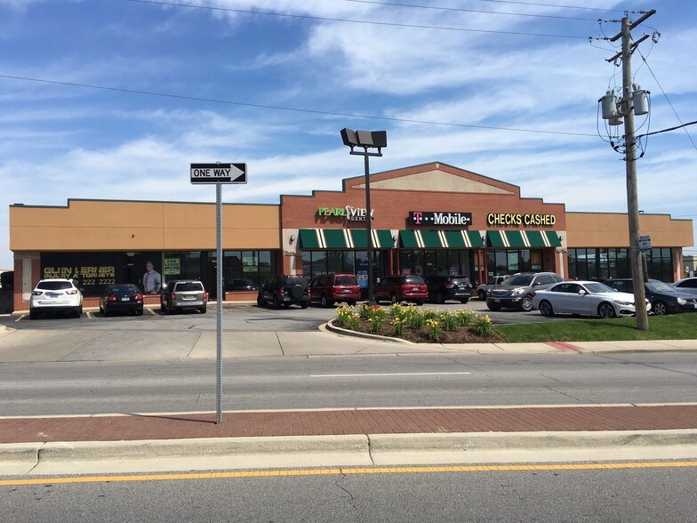 More Photos Of 305 W Indian Trl, Aurora General Retail For Lease
