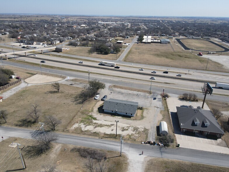 More Photos Of 103 S Stemmons St, Sanger Office For Lease